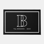 Modern Black White Monogram Initial Family Name ドアマット (正面)