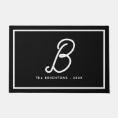 Modern Black White Monogram Initial Family Name ドアマット (正面)