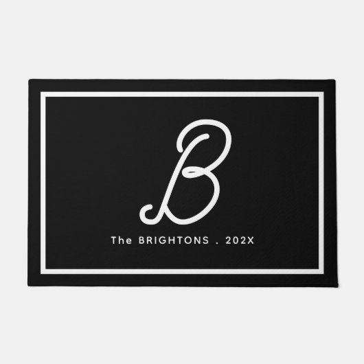Modern Black White Monogram Initial Family Name ドアマット (正面)