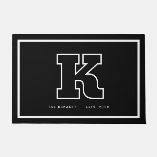 Modern Black White Monogram Script Family Name ドアマット (正面)
