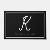 Modern Black White Monogram Script Family Name ドアマット (正面)