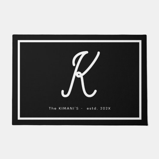 Modern Black White Monogram Script Family Name ドアマット (正面)