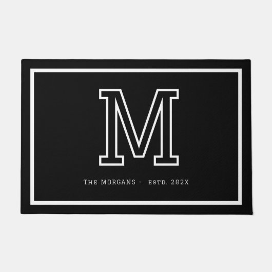 Modern Black White Monogram Script Family Name ドアマット (正面)