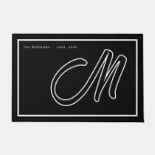 Modern Black White Monogram Script Family Name ドアマット (正面)