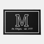 Modern Black White Monogram Script Family Name ドアマット (正面)