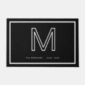 Modern Black White Monogram Script Family Name ドアマット (正面)