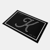Modern Black White Monogram Script Family Name ドアマット (アングル)