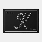 Modern Black White Monogram Script Family Name ドアマット (正面)