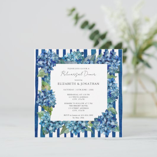 Modern Blue Hydrangeas Stripe Rehearsal Dinner 招待状 (スタンド正面)