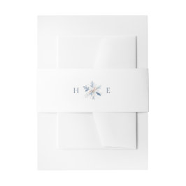 Modern Blue Snowflake Monogram Wedding 招待状ベリーバンド