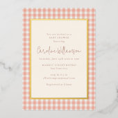 Modern Blush Pink Gingham Plaid Baby Shower Gold 箔招待状 (正面)