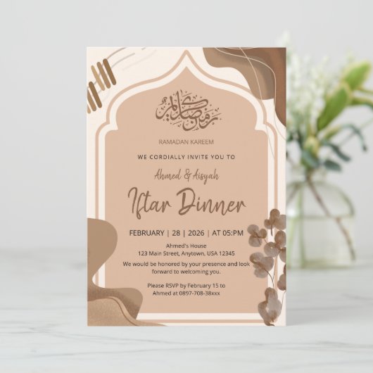 Modern Boho Earth Tone Islamic Arch Iftar 招待状 (スタンド正面)