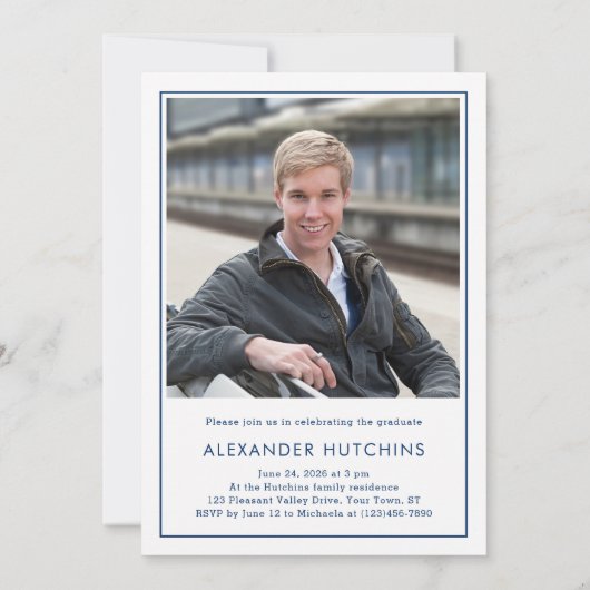 Modern Bold Class 2026 Navy Blue Graduation Party 招待状 (裏面)