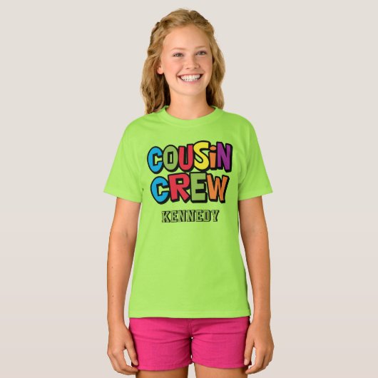 Modern Bold Colorful Cousin Crew Family Reunion Tシャツ (正面フル)