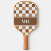 Modern Brown and White Checkered Initials Monogram ピックルボールラケット (正面)
