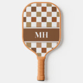 Modern Brown and White Checkered Initials Monogram ピックルボールラケット (裏面)