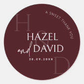 Modern Burgundy Monogram Minimalist Wedding ラウンドシール (正面)