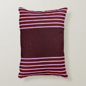 Modern Burgundy Reptile Skin & Stripe アクセントクッション (正面(垂直))