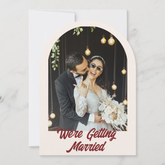 Modern Burgundy Retro Bold Arched Unique Wedding 招待状 (裏面)