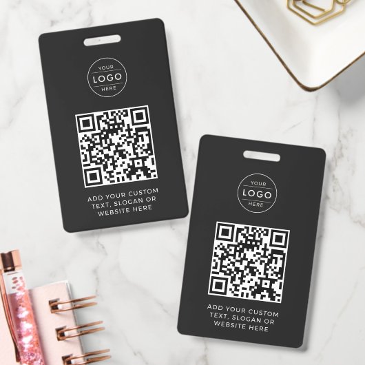 Modern Charcoal QR Code Custom Company Logo バッジ (オフィス)