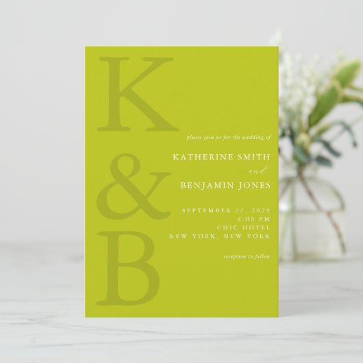 Modern Chartreuse Monogram Minimalist Wedding 招待状 (スタンド正面)