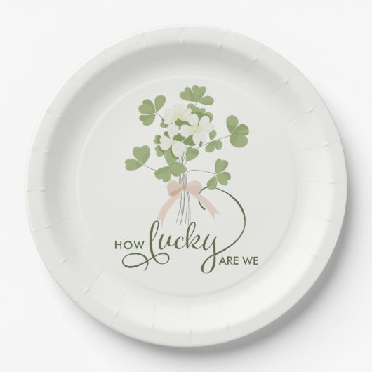 Modern Chic Lucky Shamrock with Bow baby shower ペーパープレート (正面)
