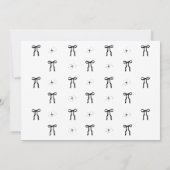 Modern Chic Minimalist Black White Bow Baby Shower 招待状 (裏面)