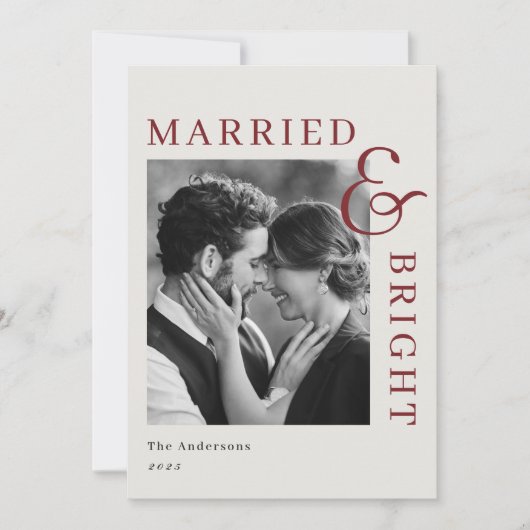 Modern Classic Red Typography Married and Bright シーズンカード (正面)