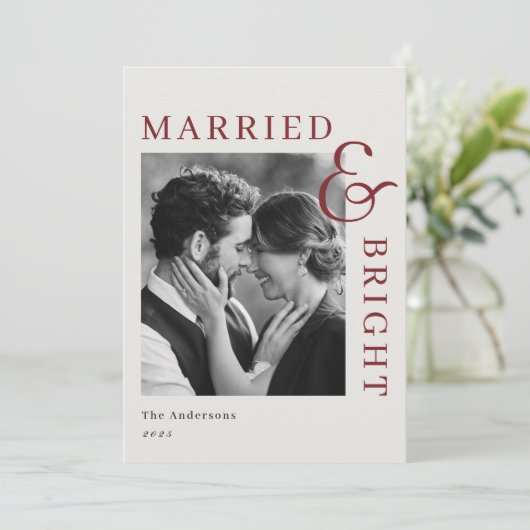 Modern Classic Red Typography Married and Bright シーズンカード (スタンド正面)
