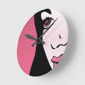 Modern Comic Book Pop Art of Woman's Face ラウンド壁時計 (傾斜)