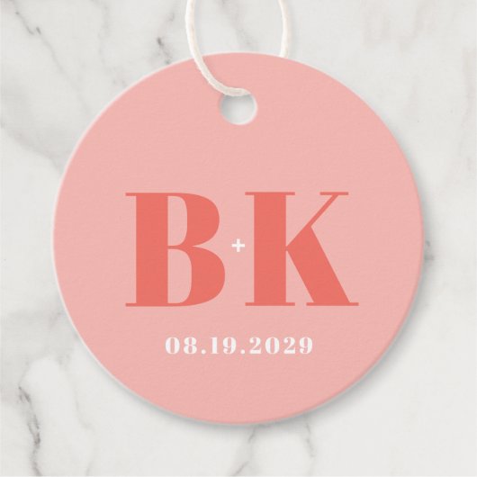 Modern Coral and Pink Bold Monogram Wedding フェイバータグ (正面)
