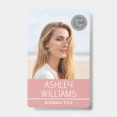 Modern Custom Photo Color Logo Employee Pink バッジ (正面)