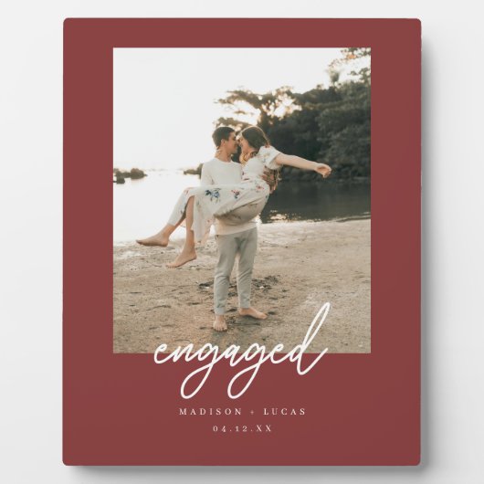 Modern Deep Red "Engaged" Script Couple Photo フォトプラーク (正面)