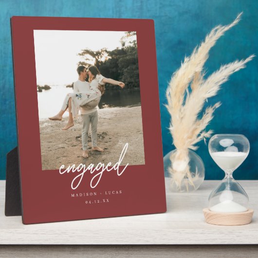 Modern Deep Red "Engaged" Script Couple Photo フォトプラーク (側面)