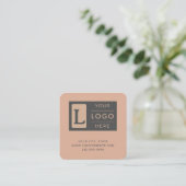 Modern Dusty Rose QR Code Minimalist Custom Logo スクエア名刺 (スタンド正面)