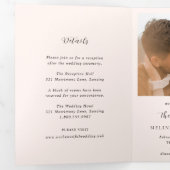 Modern Earthy Neutral Photo Wedding 三つ折り招待状 (内部最初)