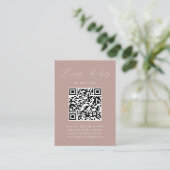Modern Elegance Dusty Rose QR Code RSVP エンクロージャーカード (スタンド正面)