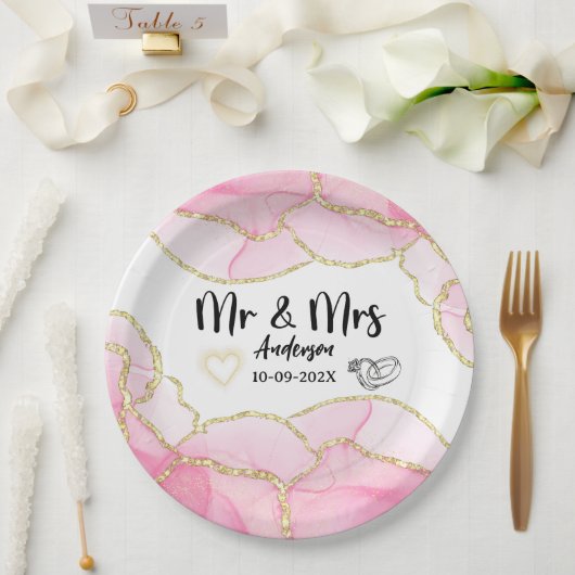Modern Elegant Pink and Gold Mr and Mrs Wedding  ペーパープレート (ウェディング)