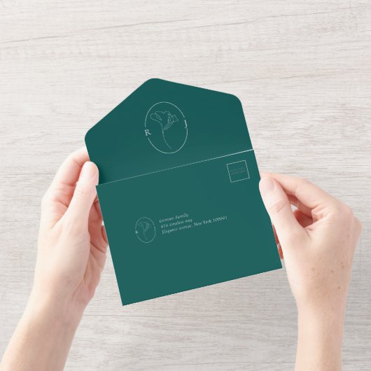 Modern Emerald Monogram  Script Wedding オールインワン招待状 (開いている状態)