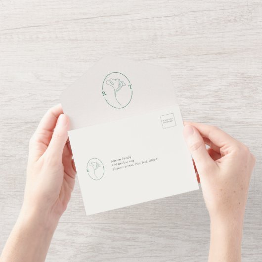 Modern Emerald Monogram  Script Wedding オールインワン招待状 (開いている状態)