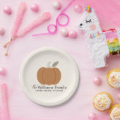 Modern Fall Pumpkin Family Name Thanksgiving ペーパープレート (パーティー)