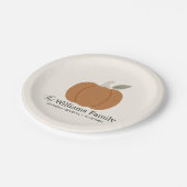 Modern Fall Pumpkin Family Name Thanksgiving ペーパープレート (アングル)