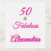 Modern Fifty & Fabulous Bold Pink Script Birthday ワインラベル (シングルラベル)