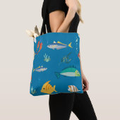 Modern Fish and Seahorse illustrated Pattern Blue トートバッグ (クローズアップ)