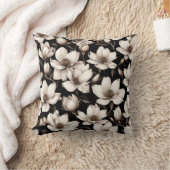 Modern Floral Magnolia Flowers on Black クッション (ブランケット)