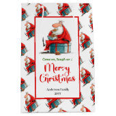 Modern funny santa gift bag red green festive edit ミディアムペーパーバッグ (正面)