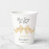 Modern Gold Bow She's Tying the Knot Bridal Shower 紙コップ (正面)