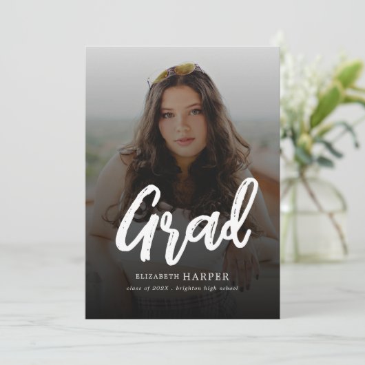 Modern Grad Brush Script Photo Graduation 招待状 (スタンド正面)