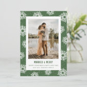 Modern Green Snowflake Photo Newlywed シーズンカード (スタンド正面)
