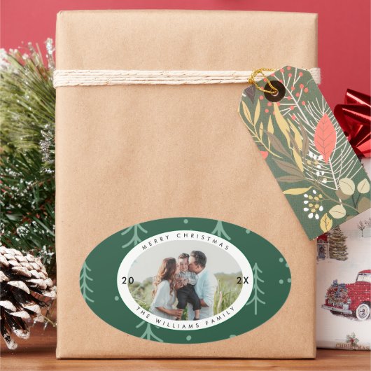 Modern Green Tree Family Photo Holiday 楕円形シール (クリスマス)